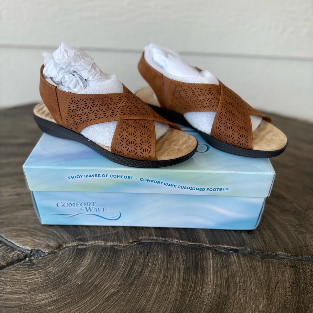 Women’s Easy Street Lightweight Brown Sandals Size 7N
